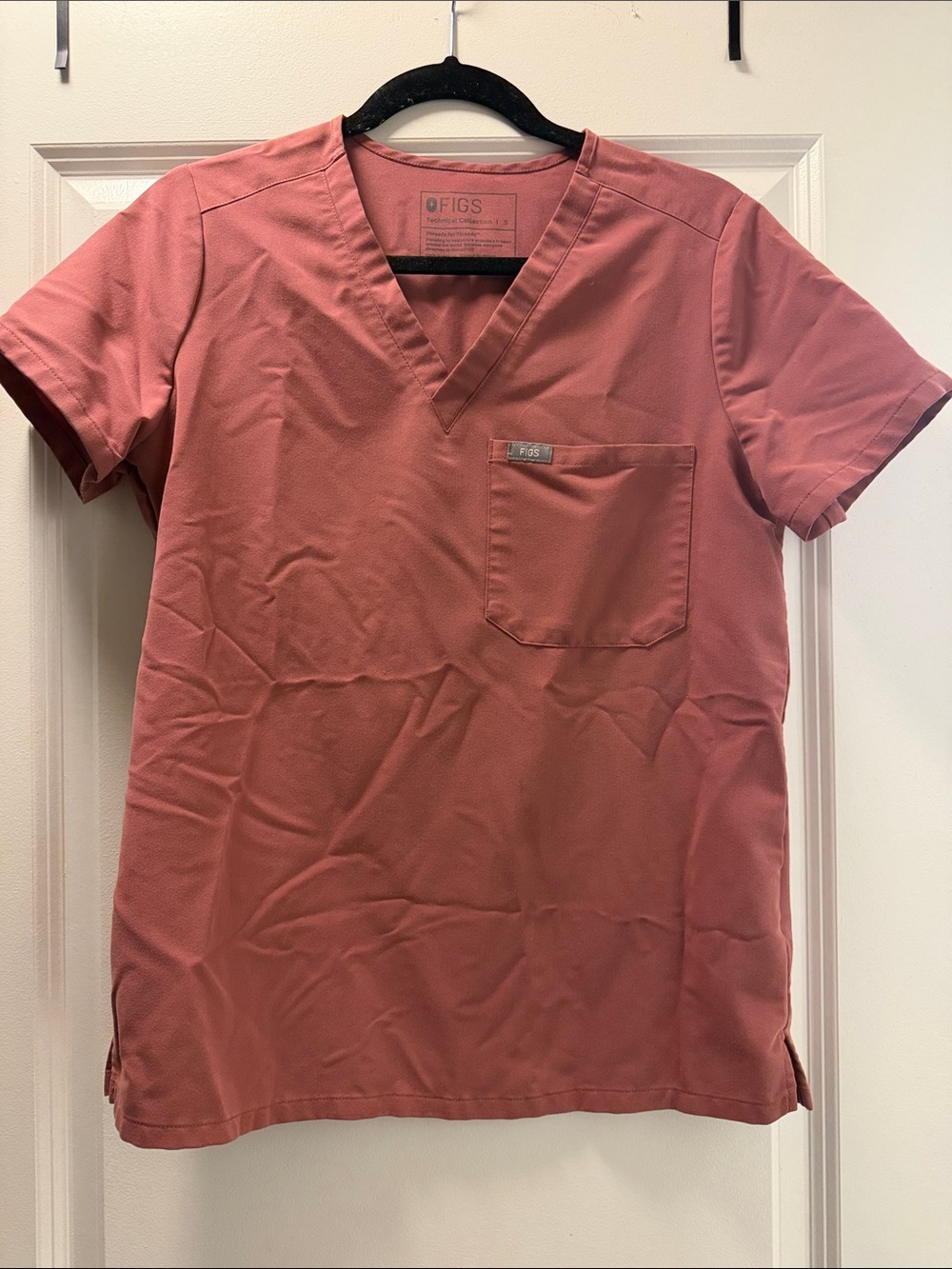 FIGS WOMENS MAUVE SCRUB TOP